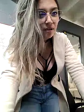 Isabella Varella online show from 03/20/25, 09:24