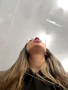 Isabella Varella online show from 10/18/25, 01:08