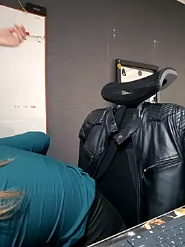 Isabella Varella online show from 10/21/25, 01:01