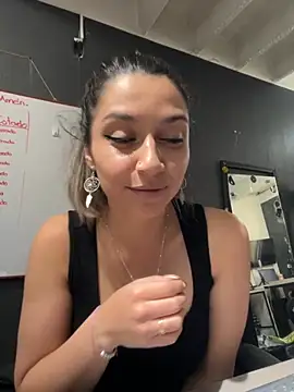 Isabella Varella online show from 11/14/25, 12:59