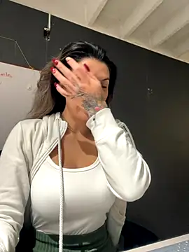 Isabella Varella online show from 11/28/25, 01:03