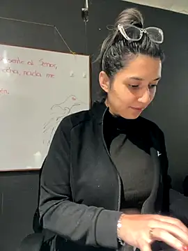 Isabella Varella online show from 12/04/25, 12:14