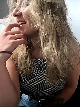 Snapshot of Isabella_Varella chatting on 01/19/26, 01:15 Isabella Varella online show from 01/19/26, 01:15