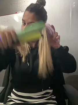 Snapshot of Isabella_Varella chatting on 02/04/26, 12:44 Isabella Varella online show from 02/04/26, 12:44