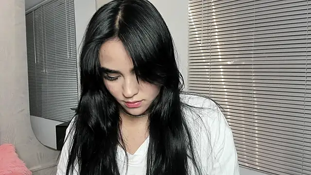 elaia muller  online show from 11/28/25, 04:04