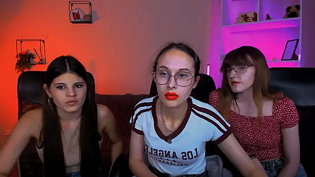 mona cloud online show from 11/11/25, 08:42