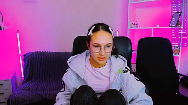 mona cloud online show from 11/13/25, 02:21