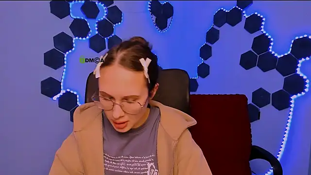 mona cloud online show from 12/20/25, 10:17