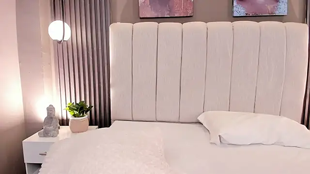 GiannaColling1 online show from 12/13/25, 08:36