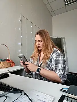 Juicy PeachLux online show from 10/05/25, 07:50