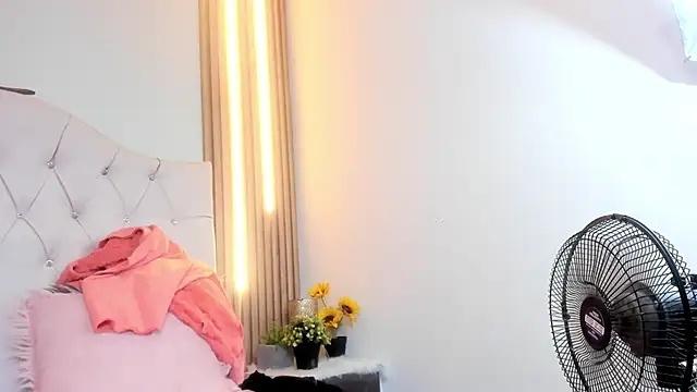 Alexa Bravva online show from 09/20/25, 04:13