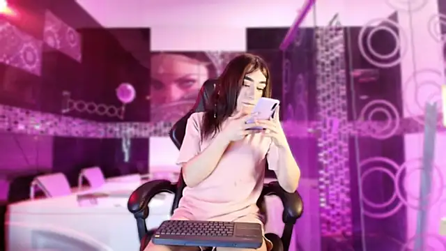 Small Hot19 online show from 03/29/26, 12:16