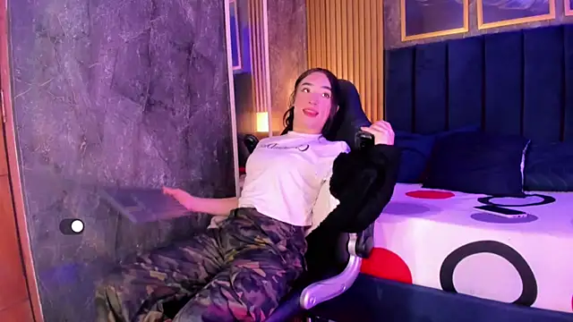 Small Hot19 online show from 04/17/26, 10:18