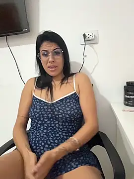 Snapshot of jheicylli chatting on 04/25/26, 01:41 jheicylli online show from 04/25/26, 01:41