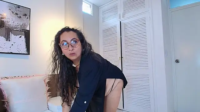 Snapshot of AlessandraLeroy chatting on 06/03/26, 02:33 AlessandraLeroy online show from 06/03/26, 02:33