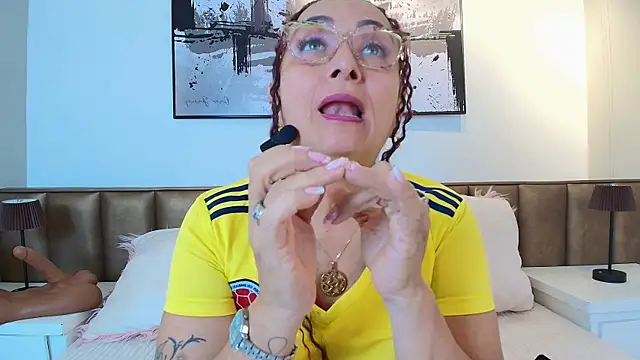 Snapshot of AlessandraLeroy chatting on 06/27/26, 12:22 AlessandraLeroy online show from 06/27/26, 12:22