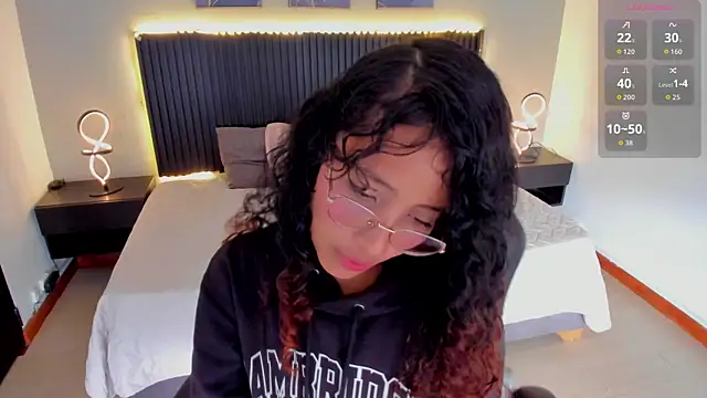 Snapshot of Arihsay_evans chatting on 11/14/25, 12:48 Arihsay evans online show from 11/14/25, 12:48