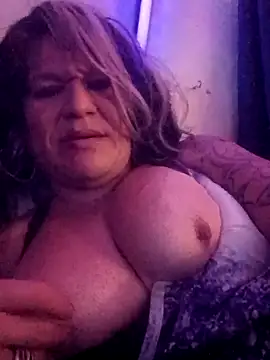 deedeelove82 online show from 12/20/25, 12:45