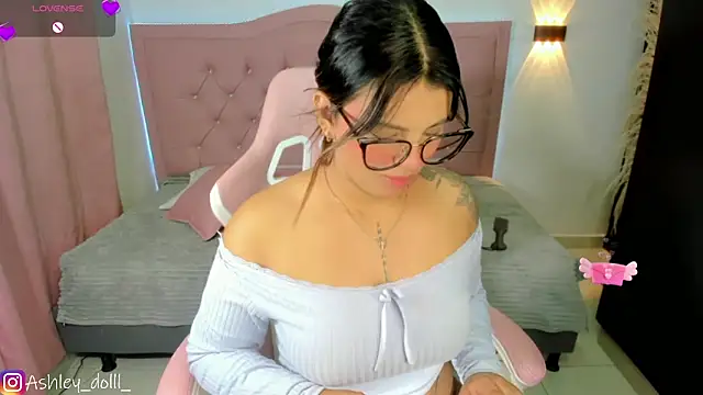 Snapshot of Ashley_dolll chatting on 06/19/26, 09:18 Ashley dolll online show from 06/19/26, 09:18
