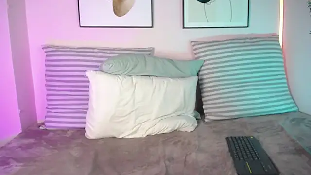 naia xo online show from 03/21/25, 11:23