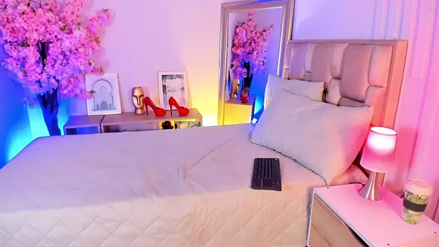 naia xo online show from 11/11/25, 09:04