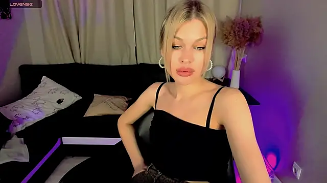 Snapshot of Melissa_Rood chatting on 03/11/25, 12:39 Melissa Rood online show from 03/11/25, 12:39