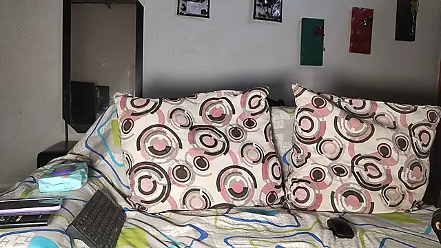 Snapshot of Milu_curly chatting on 02/25/26, 01:54 Milu curly online show from 02/25/26, 01:54