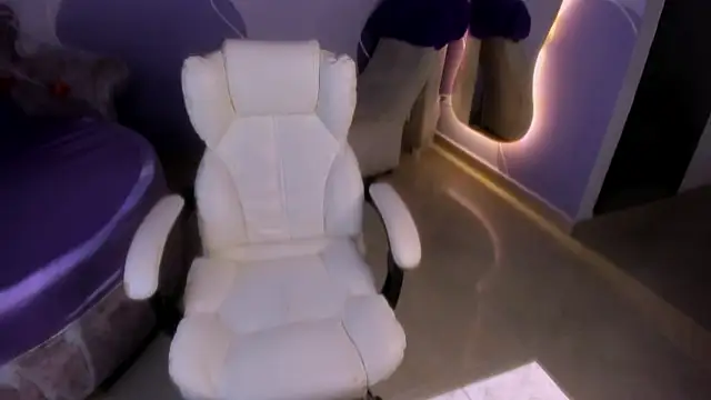 auroracute02 online show from 10/20/25, 01:11