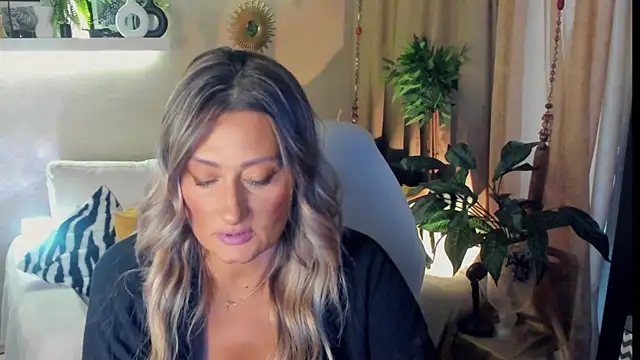 Snapshot of SarahAlluring chatting on 07/17/26, 01:51 SarahAlluring online show from 07/17/26, 01:51