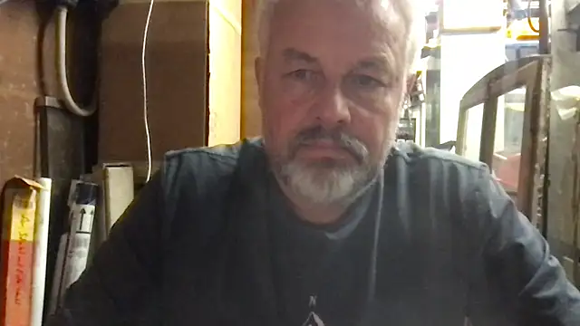 Snapshot of Berg_Boy chatting on 10/17/25, 04:20 Berg Boy online show from 10/17/25, 04:20