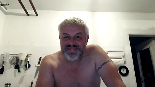 Snapshot of Berg_Boy chatting on 10/20/25, 09:04 Berg Boy online show from 10/20/25, 09:04