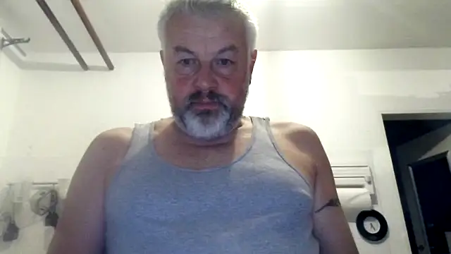 Snapshot of Berg_Boy chatting on 10/22/25, 04:24 Berg Boy online show from 10/22/25, 04:24