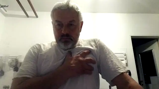 Snapshot of Berg_Boy chatting on 10/22/25, 10:42 Berg Boy online show from 10/22/25, 10:42