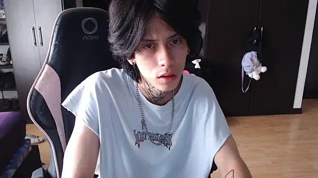 Snapshot of xIce_Boy chatting on 12/18/25, 02:01 xIce Boy online show from 12/18/25, 02:01