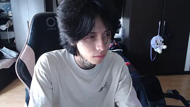 Snapshot of xIce_Boy chatting on 12/21/25, 02:13 xIce Boy online show from 12/21/25, 02:13