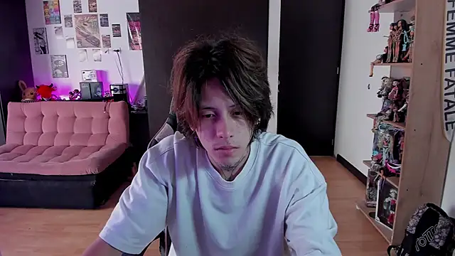 Snapshot of xIce_Boy chatting on 05/19/26, 01:17 xIce Boy online show from 05/19/26, 01:17