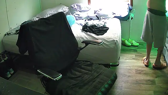 Muffdiver718 online show from 03/17/25, 04:43