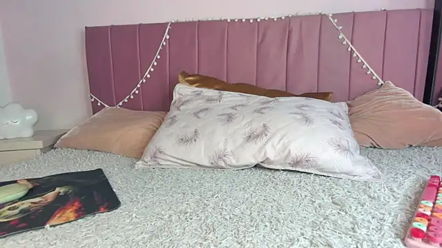 kitty-kryss online show from 11/18/25, 03:49