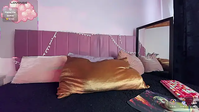 kitty-kryss online show from 11/27/25, 06:21