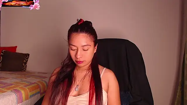 Snapshot of yes0225 chatting on 10/13/25, 03:23 yes0225 online show from 10/13/25, 03:23