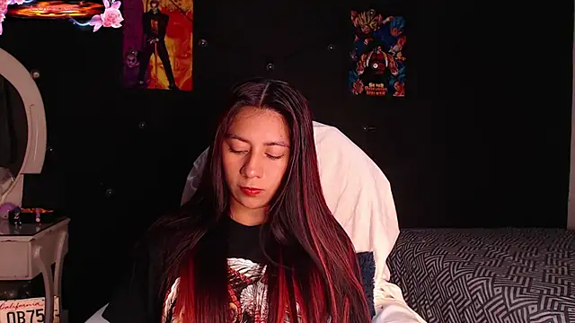 Snapshot of yes0225 chatting on 11/04/25, 03:44 yes0225 online show from 11/04/25, 03:44