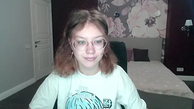 AngelinaLow online show from 03/18/25, 06:25