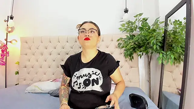 Mia Collivens online show from 09/26/25, 10:41