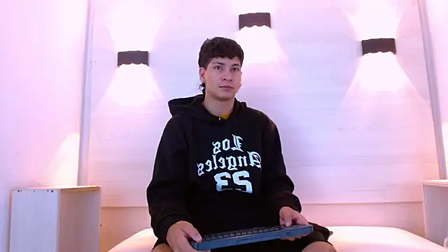 Jhojan twink online show from 12/19/25, 01:18