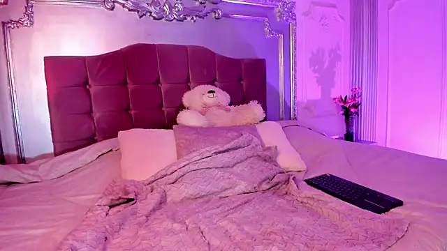 KatianPierce online show from 10/22/25, 07:46