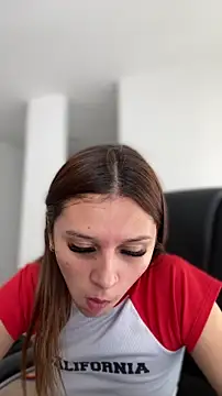 Snapshot of aliisonn__parker26 chatting on 11/07/25, 05:13 aliisonn parker26 online show from 11/07/25, 05:13