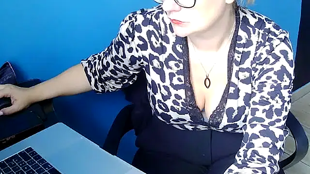 Snapshot of lady_gloria69 chatting on 10/04/25, 11:30 lady gloria69 online show from 10/04/25, 11:30