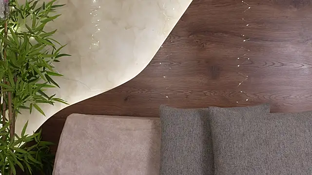 mia lacy  online show from 12/18/25, 07:53