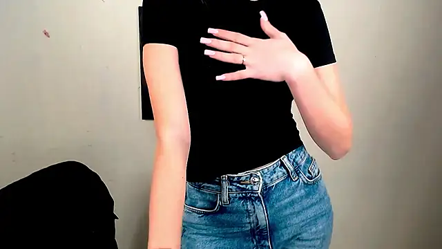 Doll Angelina online show from 04/08/26, 06:02