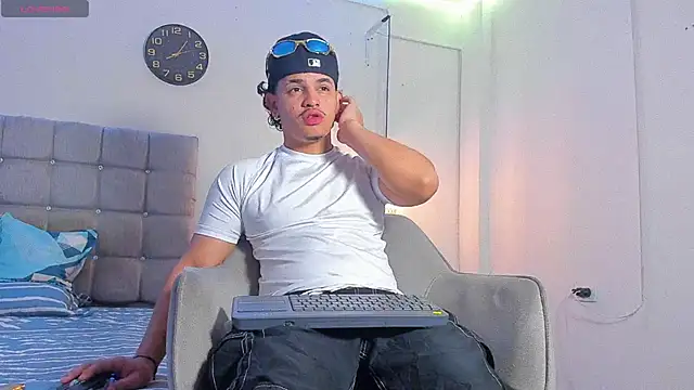 samxx muscle online show from 12/21/25, 01:07